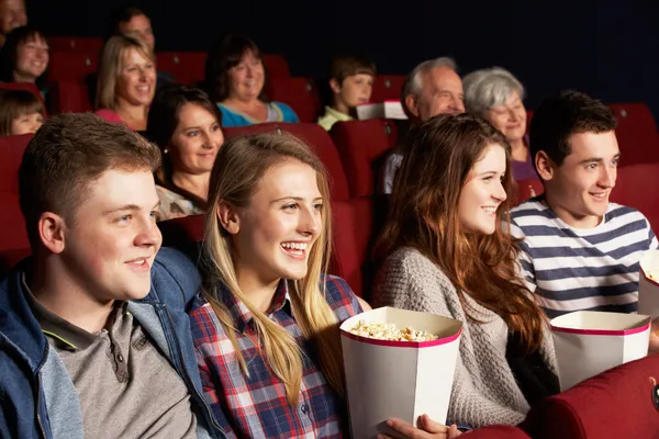 Grupa nastoletnich przyjaciół oglądania filmu w kinie — Zdjęcie stockowe