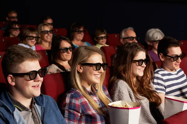 Groep van jeugdvrienden kijken naar 3D-film in de bioscoop — Stockfoto