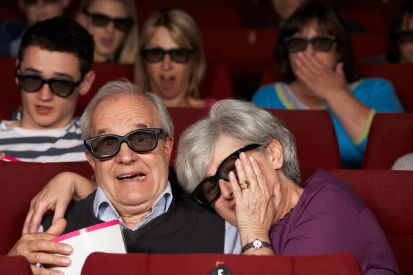 Senior koppel kijken naar 3D-film in de bioscoop — Stockfoto