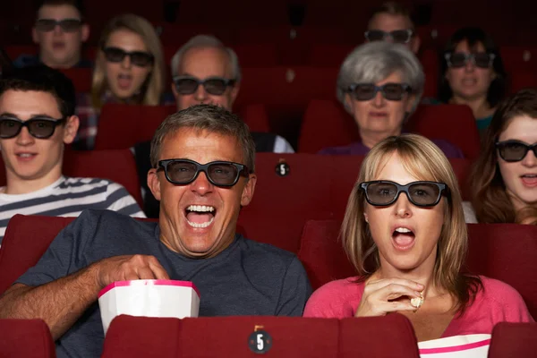 Pareja viendo película 3D en el cine — Foto de Stock