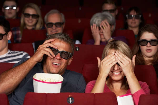 Paret tittar på 3d film på bio — Stockfoto