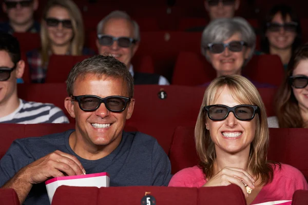 Paar kijken naar 3D-film in de bioscoop — Stockfoto