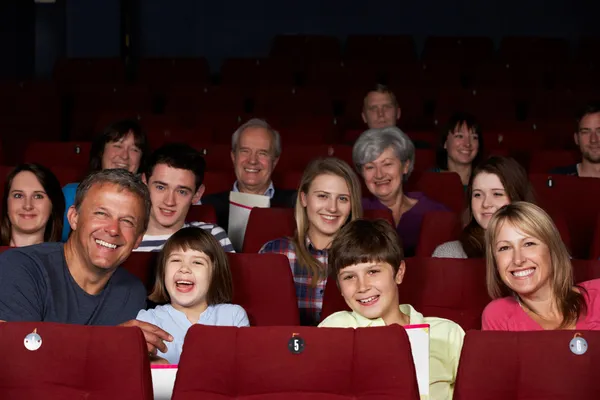 Familie kijken naar film in de bioscoop — Stockfoto