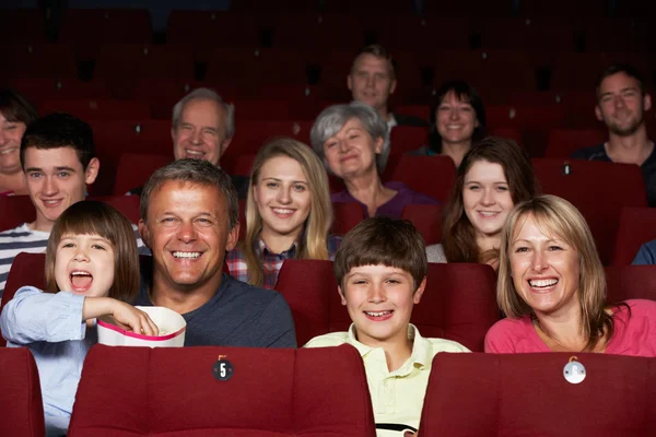 Familjen tittar på film på bio — Stockfoto