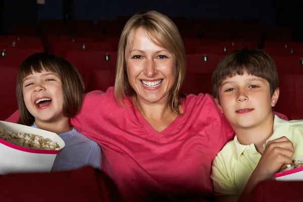 Mutter schaut mit zwei Kindern Film im Kino — Stockfoto