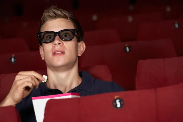 Hombre viendo película 3D en el cine — Foto de Stock