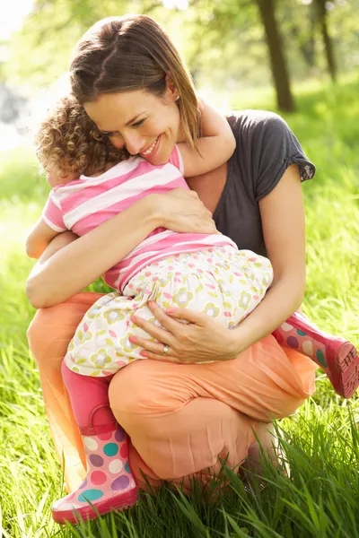 夏の畑で抱きしめる若い娘を母します。 — Stock fotografie