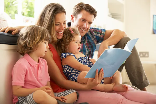 Padres sentados con niños leyendo historia — Foto de Stock