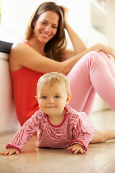 Anne ile bebek kızı evde oturan — Stok fotoğraf