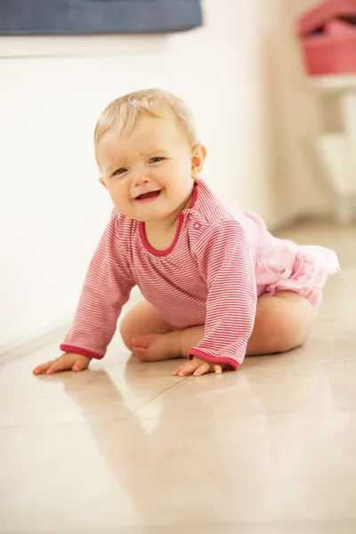 Ongelukkig babymeisje, zittend op de vloer huilen — Stockfoto