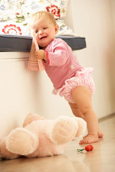 Verärgertes Baby lernt, zu Hause aufzustehen — Stockfoto