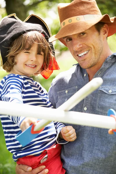 Padre jugando emocionante juego de aventura con el hijo en el campo de verano — Foto de Stock