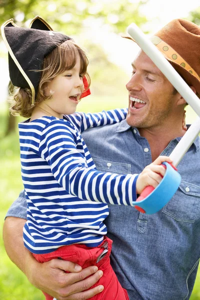 Pappa spelar spännande äventyrsspel med son i sommaren sätter — Stockfoto