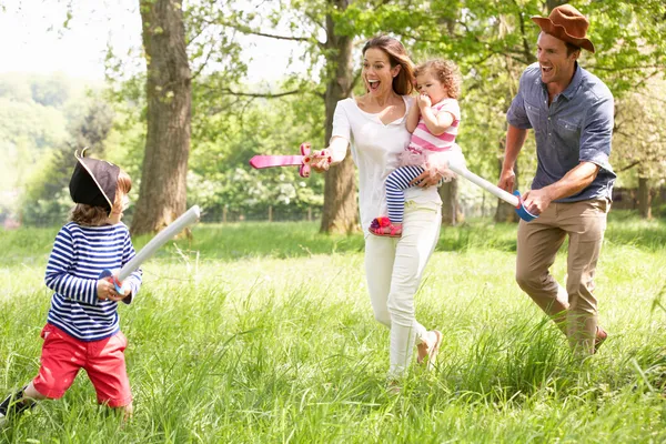 Padres jugando emocionante juego de aventura con los niños en verano — Foto de Stock