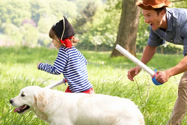 Pai jogando emocionante jogo de aventura com filho e cão em Summe — Fotografia de Stock