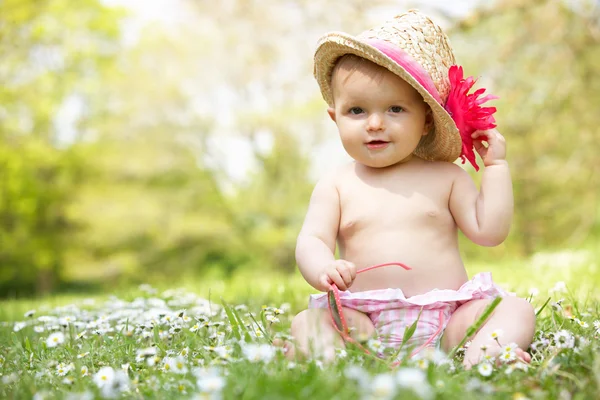 Bebé en vestido de verano sentado en el campo con gafas de sol y — Foto de Stock