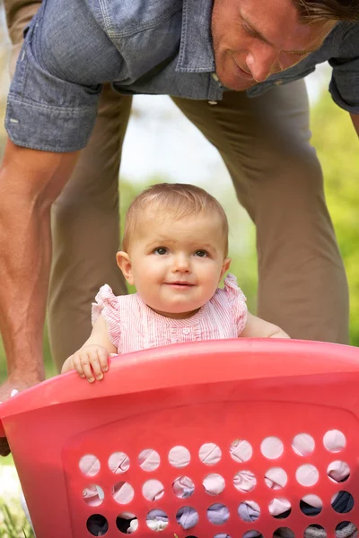 Vader dragen baby meisje zitten in wasmand — Stockfoto