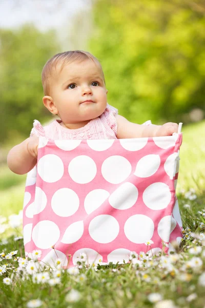 Bebê menina no vestido de verão sentado no saco — Fotografia de Stock