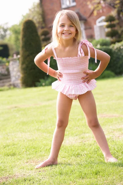 Retrato de menina de pé no jardim vestindo Costu Natação — Fotografia de Stock