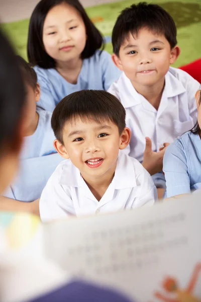 Enseignant lisant aux élèves dans la salle de classe de l'école chinoise — Photo