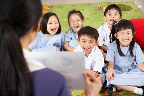 Lehrer zeigt Schülern Malerei in chinesischem Klassenzimmer — Stockfoto