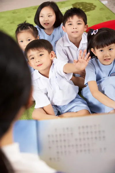 Leitura do professor aos alunos na sala de aula da escola chinesa — Fotografia de Stock
