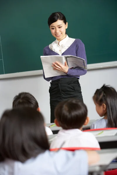 Professor com alunos na sala de aula da escola chinesa — Fotografia de Stock