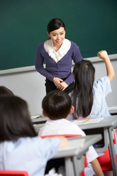 Insegnante con gli studenti in classe scuola cinese — Foto Stock