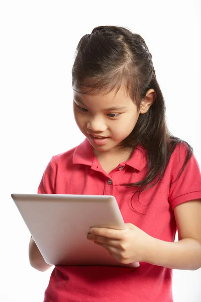 Studioaufnahme eines chinesischen Mädchens mit digitalem Tablet — Stockfoto