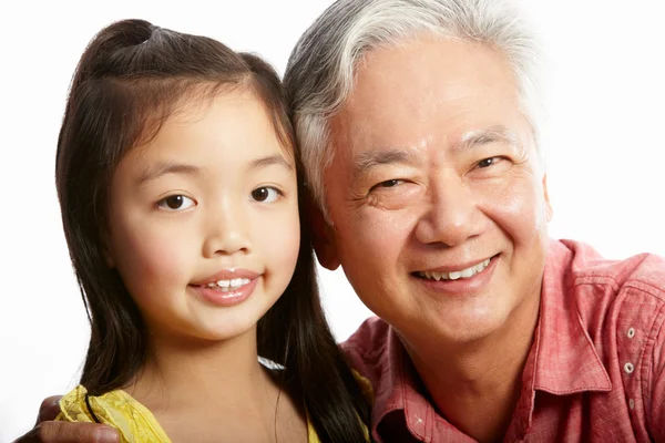 Studio shot van chinese grootvader met kleindochter — Stockfoto