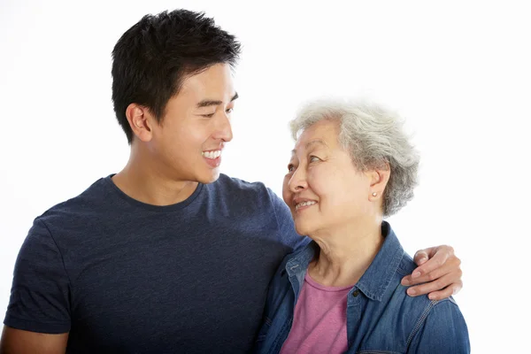 Retrato do estúdio da mãe chinesa com filho adulto — Fotografia de Stock