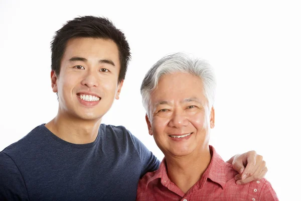 Студийный портрет китайского отца со взрослым сыном — стоковое фото