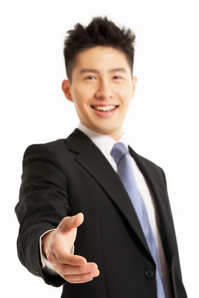 Estúdio retrato de empresário chinês chegando para sacudir Han — Fotografia de Stock