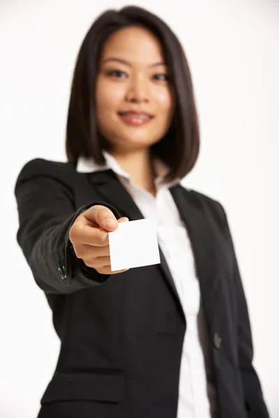 Retrato do estúdio da empresária chinesa que oferece cartão de visita — Fotografia de Stock