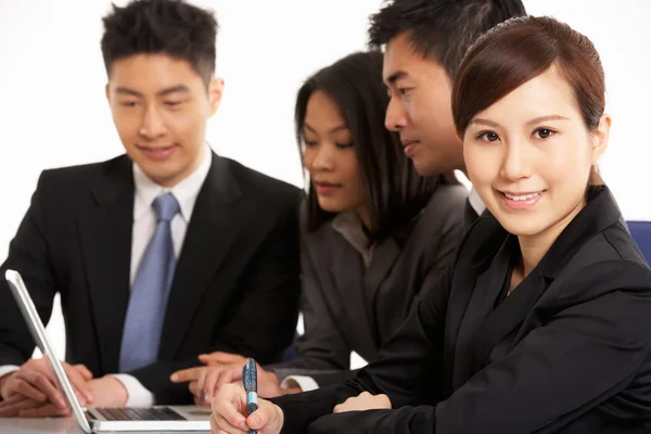 Studio Shot Of Chinese Businesspeople Having Meeting — Stock Photo, Image