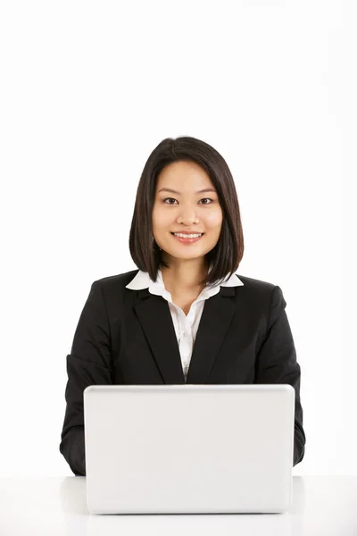 Studio shot van chinese zakenvrouw die op laptop werkt — Stockfoto