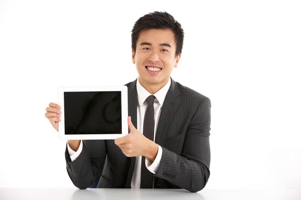 Studioaufnahme eines chinesischen Geschäftsmannes, der an einem Tablet-Computer arbeitet — Stockfoto