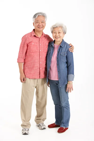 Volledige lengte studio shot van chinese senior koppel — Stockfoto