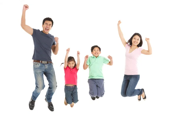 Studio Shot de la famille chinoise sautant dans l'air — Photo