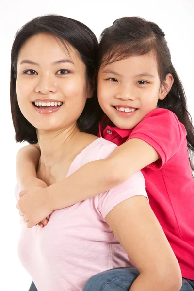 Studio Shot de mère chinoise et sa fille — Photo