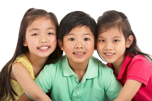 Studio záběr ze tří čínských dětí — Stockfoto