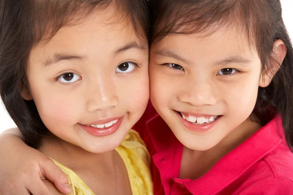 Studio shot van twee chinese meisjes — Stockfoto