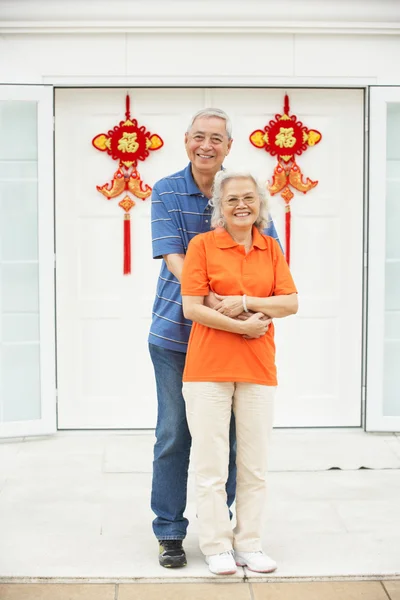 Старшая китайская пара снаружи дома украшена приветственным фэн — стоковое фото