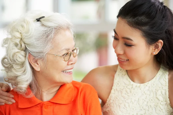 Portret van chinese moeder met volwassen dochter thuis ontspannen — Stockfoto