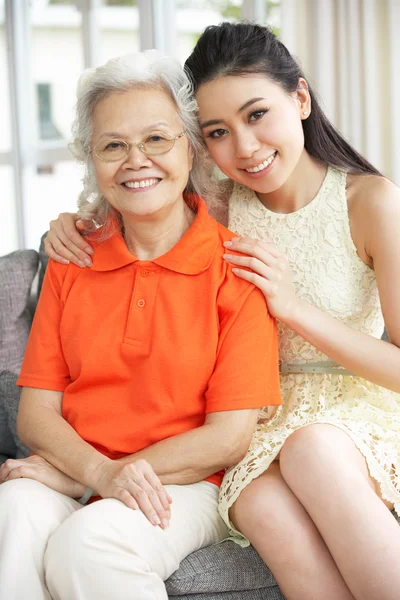 Yetişkin kızı evde rahatlatıcı ile Çin anne portresi — Stok fotoğraf