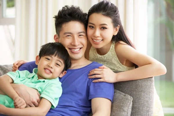 Китайская семья сидит и отдыхает на диване вместе дома — стоковое фото