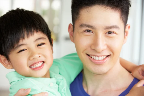 Cabeça e ombros retrato de chinês pai e filho — Fotografia de Stock