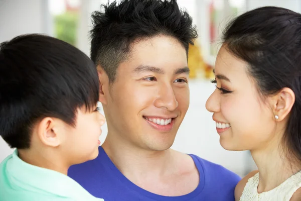 Cabeza y hombros Retrato de la familia china juntos en casa — Foto de Stock