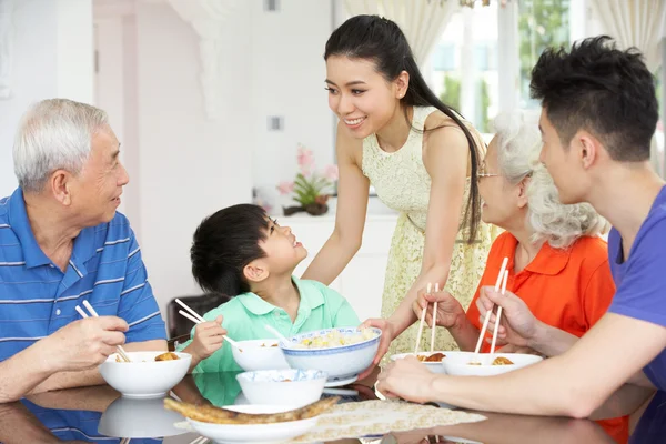 Porträtt av flera generation kinesisk familj äta måltid tillsammans — Stockfoto