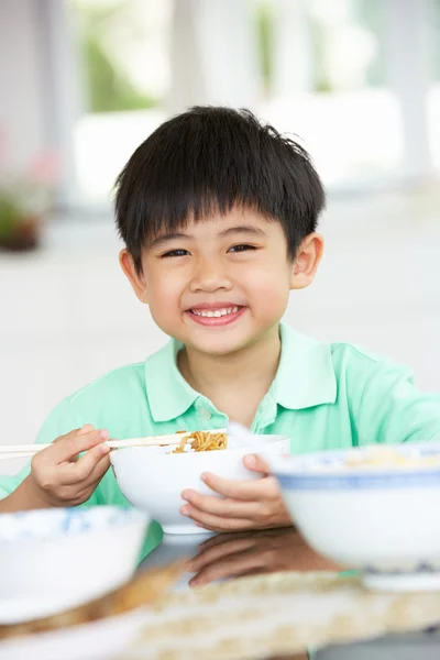 年轻的中国男孩，坐在家里吃顿饭 — 图库照片